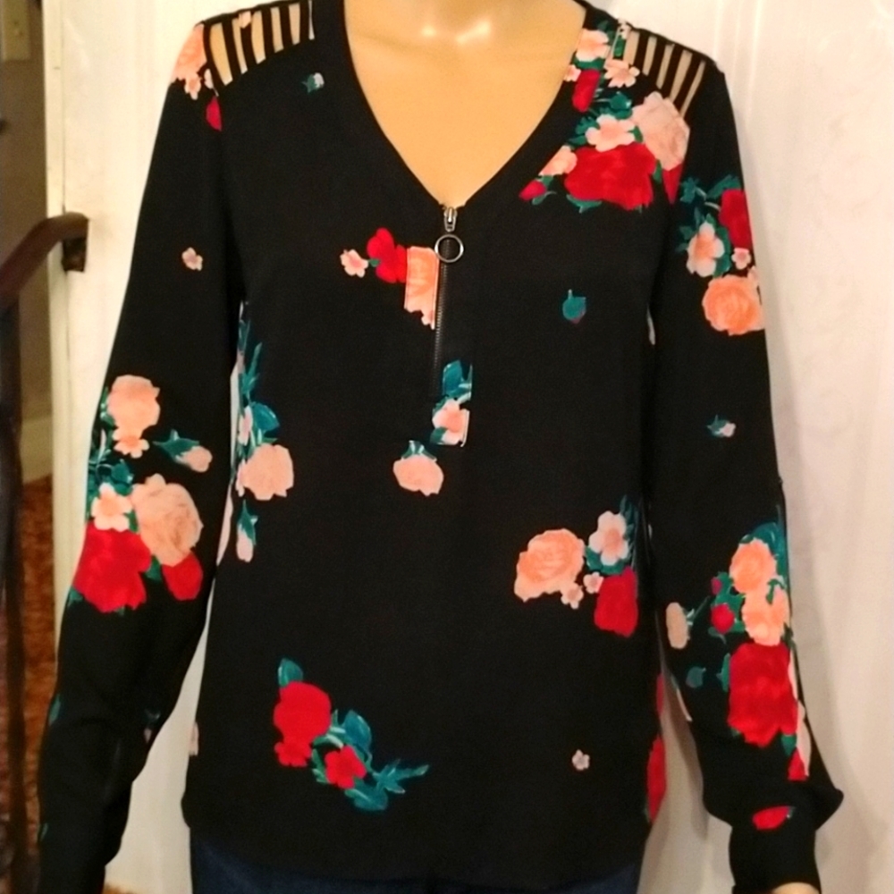- 🌸Beautiful Candies floral top with shoulder slits size M NWOT🌺